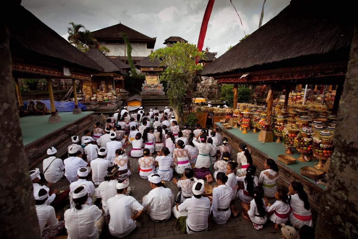 Day 01: Welcome, Grounding & Alignment Traditional Balinese ceremony offerings for the Retreat welcome puja